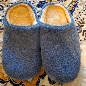 New with tags warm fuzzy house slippers